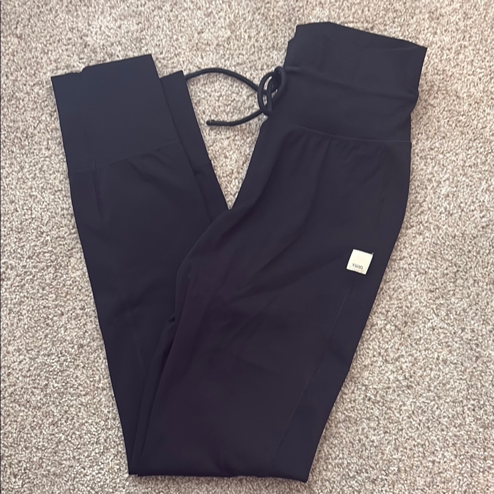 Vuori Black High-Waisted Daily Leggings